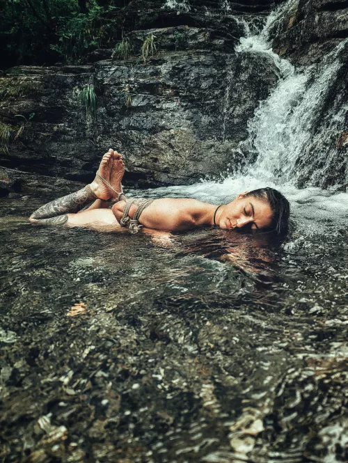 hodgetied in the water by semenawa