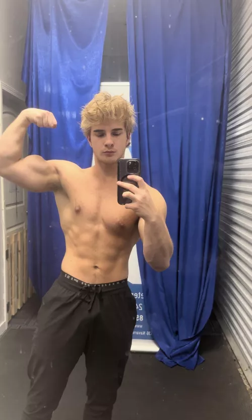 I always hittin' the gym. Wanna feel this? by precious_george2