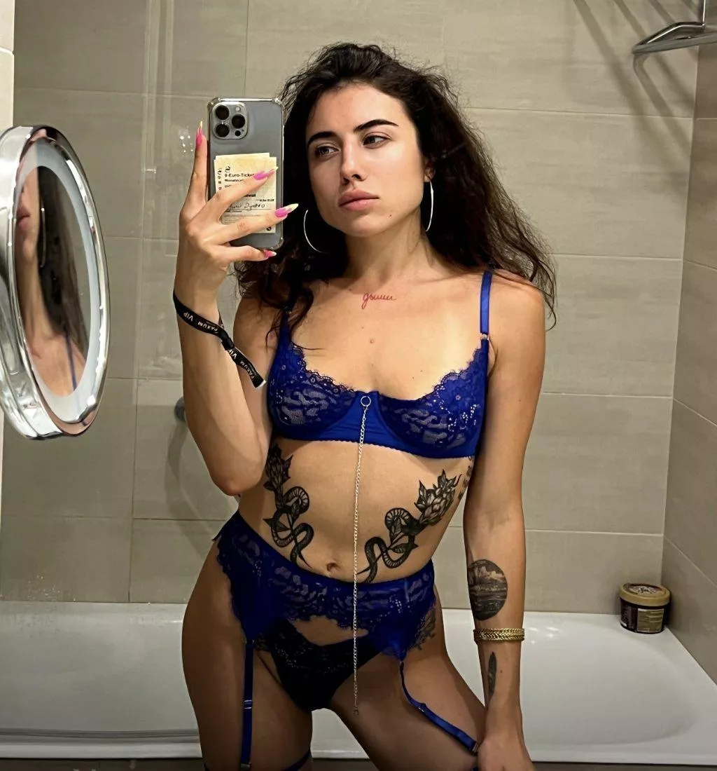 My favorite mirror for selfies posted by attractivebaby