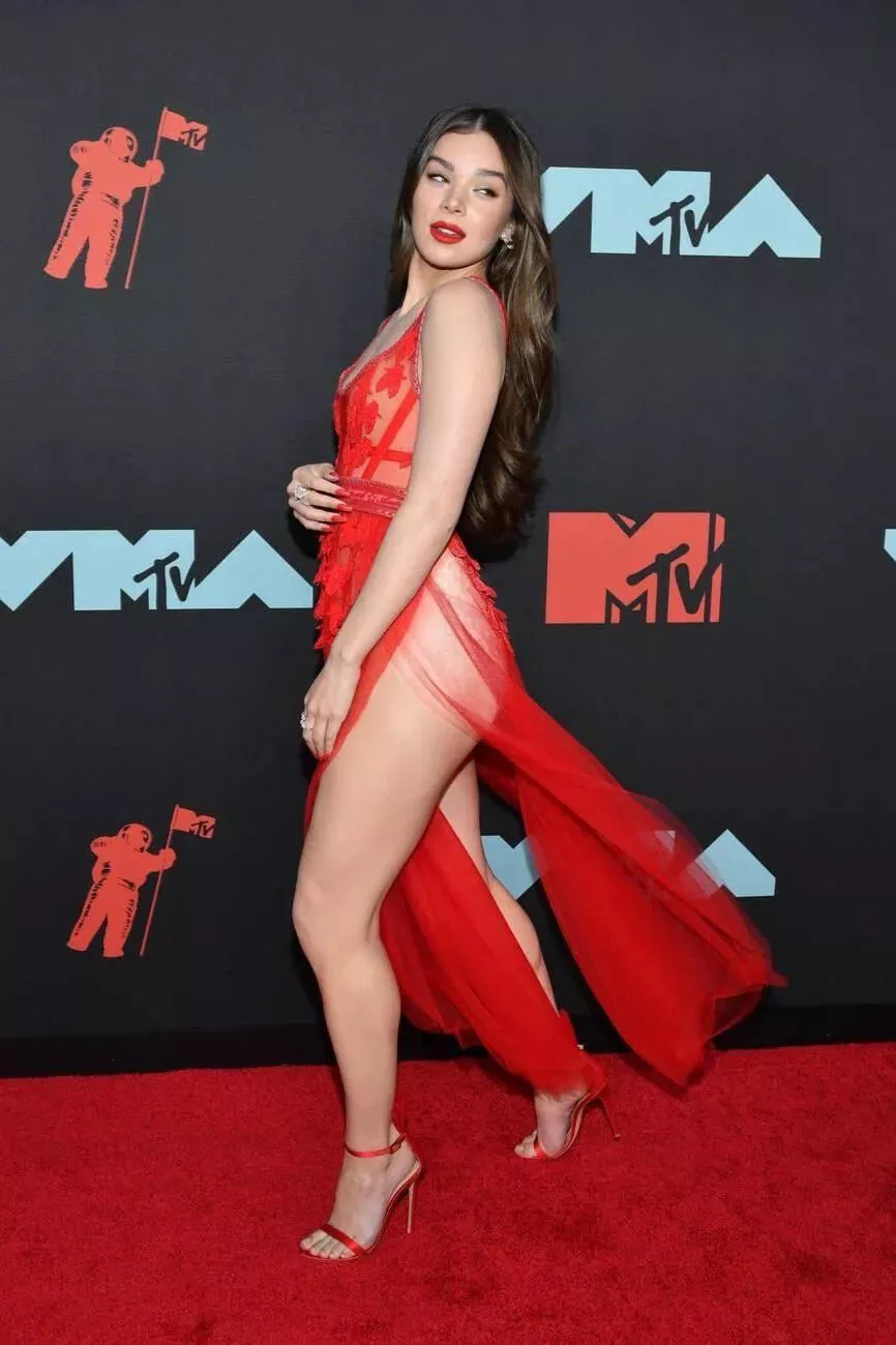 Hailee Steinfeld  posted by CelebsSaken