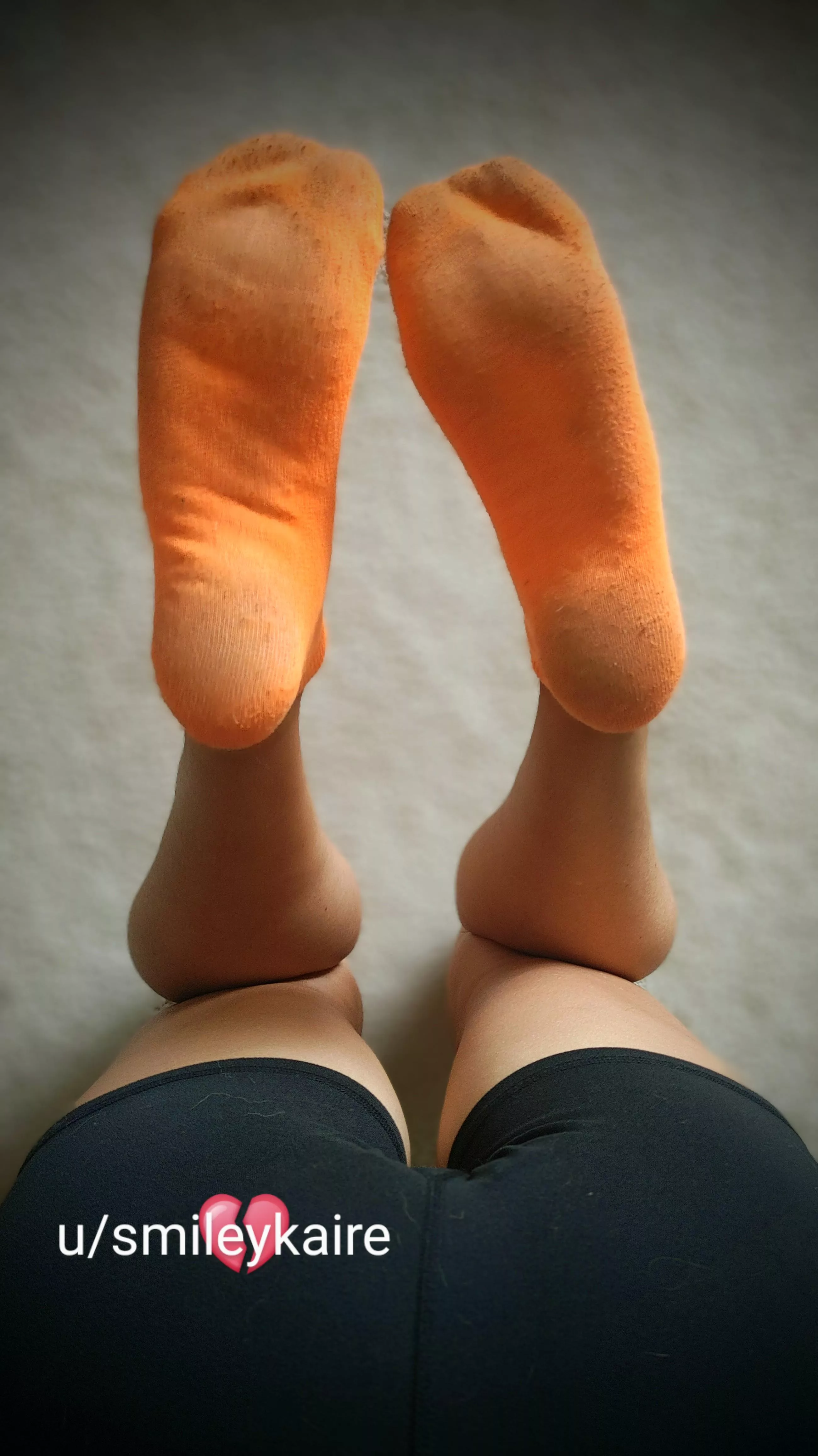 I don't normally post on the weekends because I don't want to be bothered.. but I'm a little horny this morning 😈 [F] so suck my socks foot boy🧦👅 posted by smileykaire