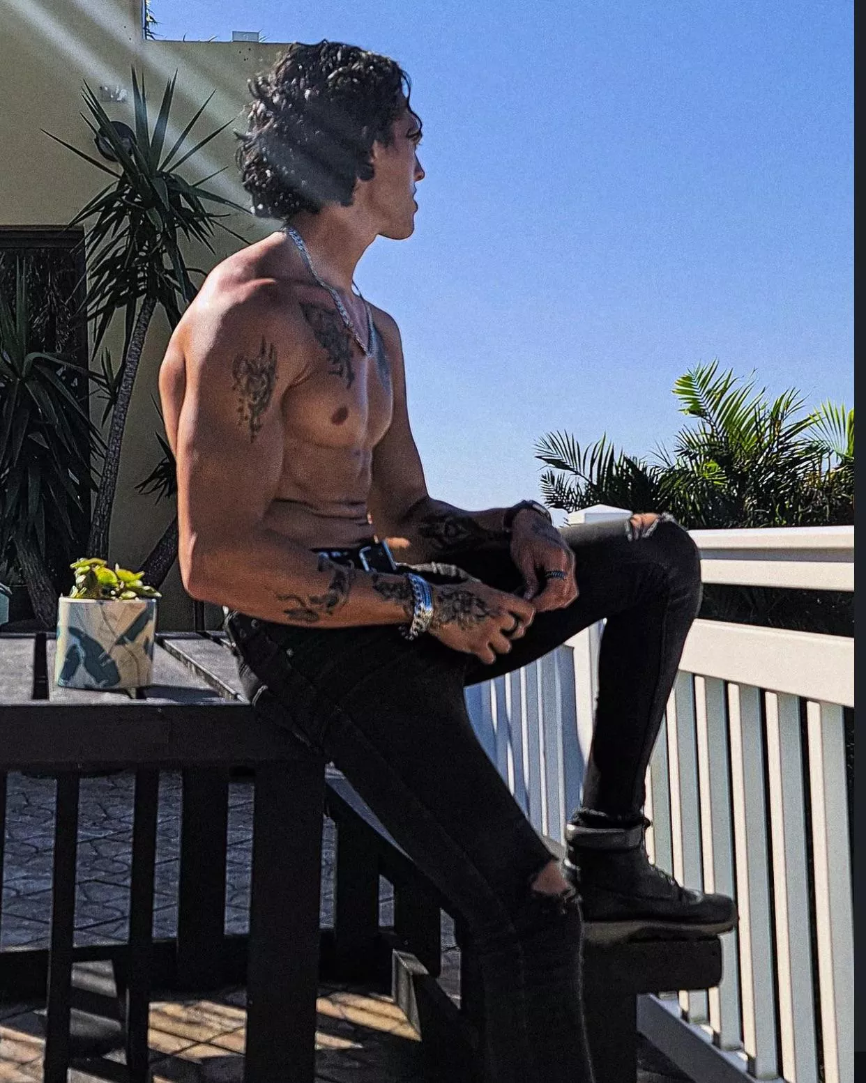 Do you guys like public sex? I love it so much I do it every day 🥵🔗🌶️ posted by Daddy_Zovitzkey