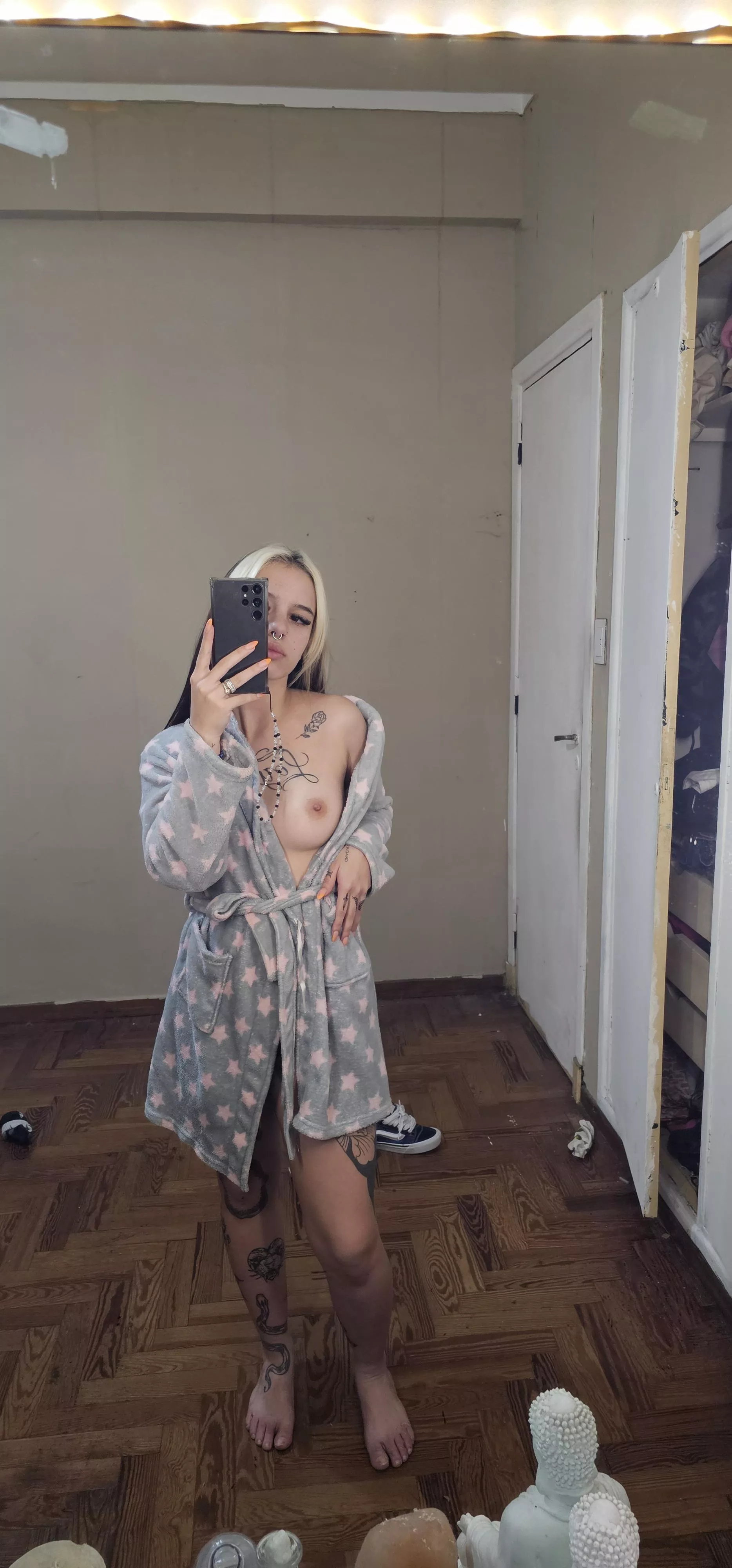 mirror sex anyone?
 posted by BlossomAnalia