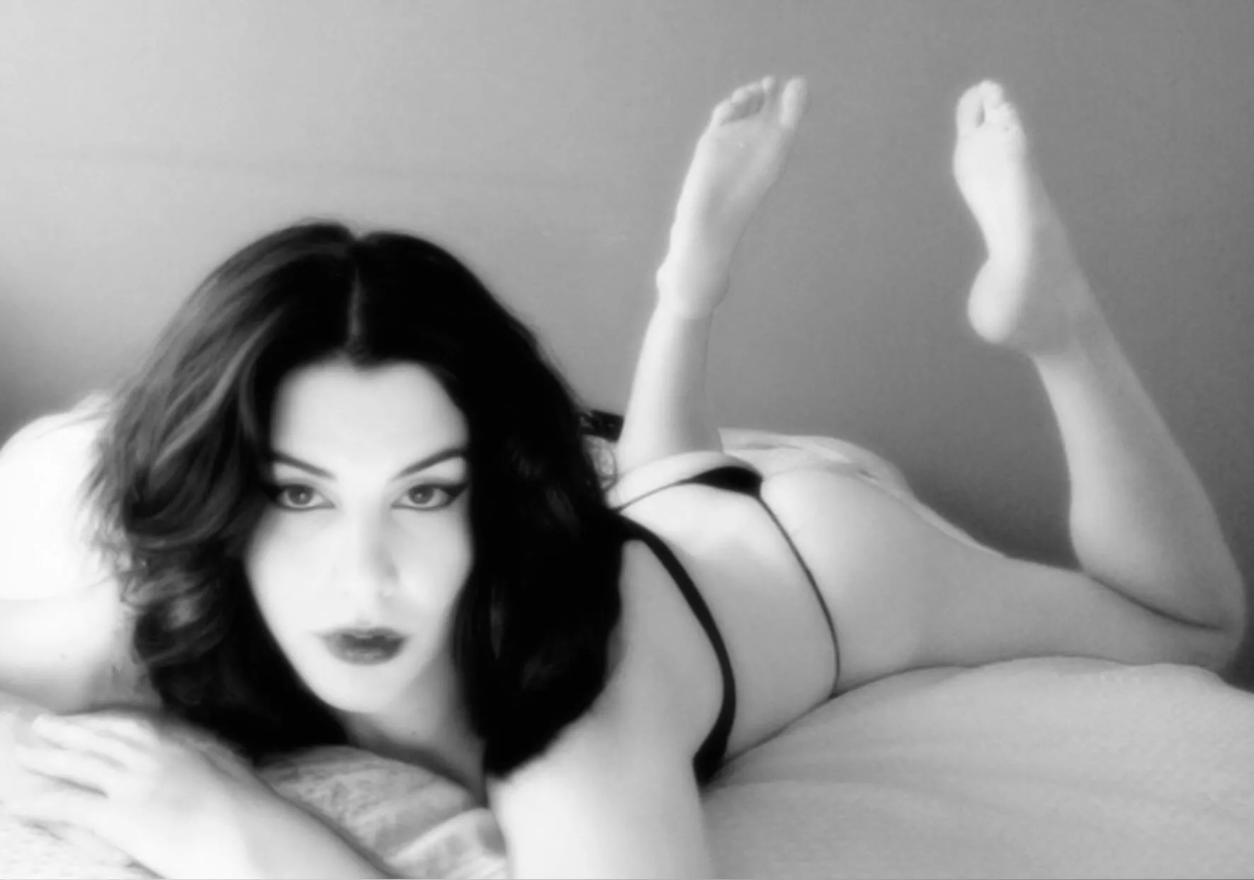 are u into girls with big feet???? :)  posted by kimpeaks