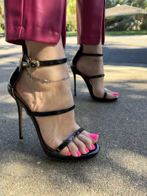 Heels, toes, pink pedi 😍 what else do you need? 😉 by missheels07