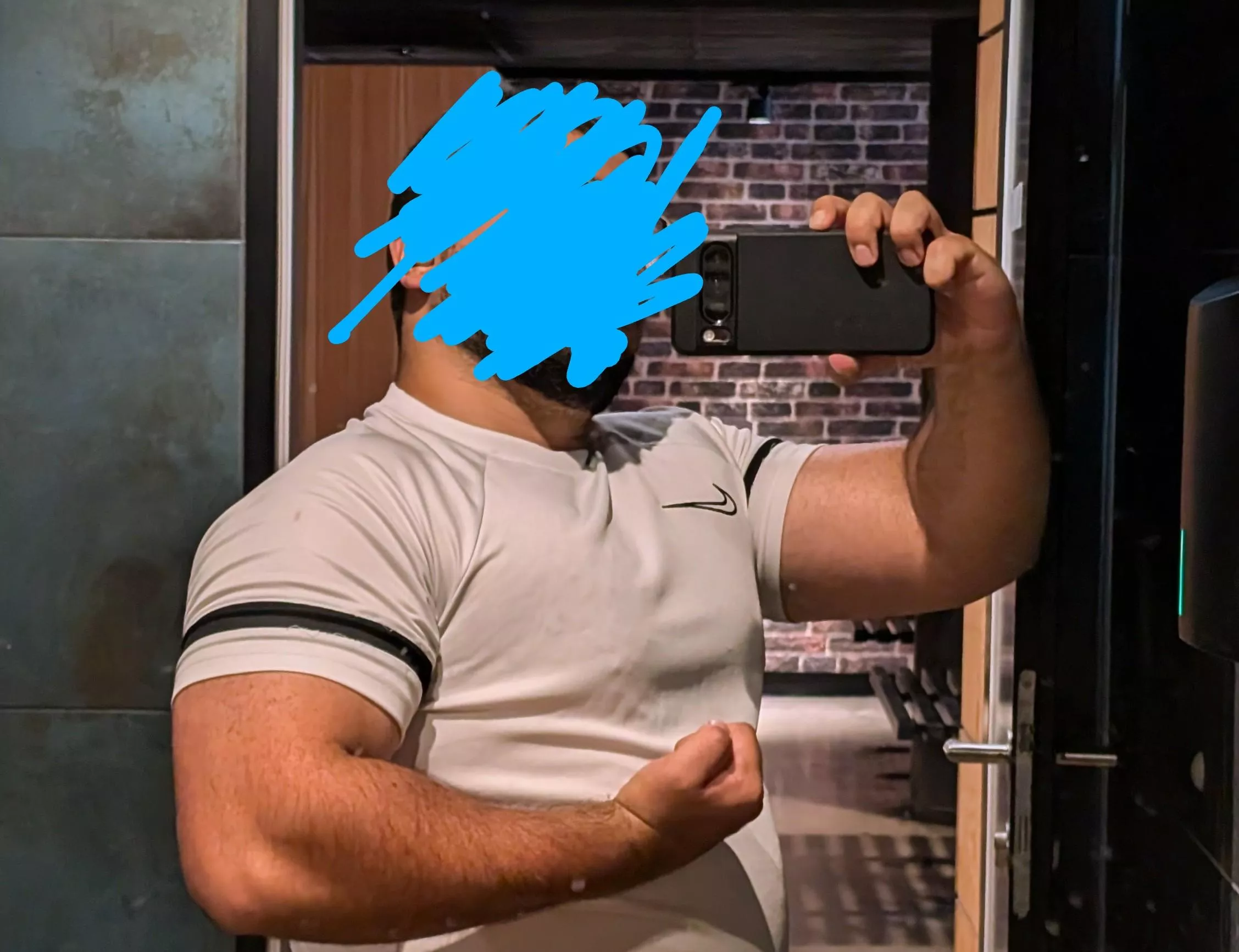 Any other bulky guys here? 😊 Dm welcome  posted by yaiyba