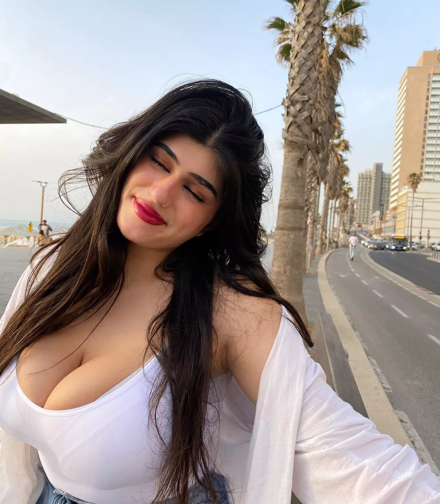 Big in white  posted by anonymous123456_