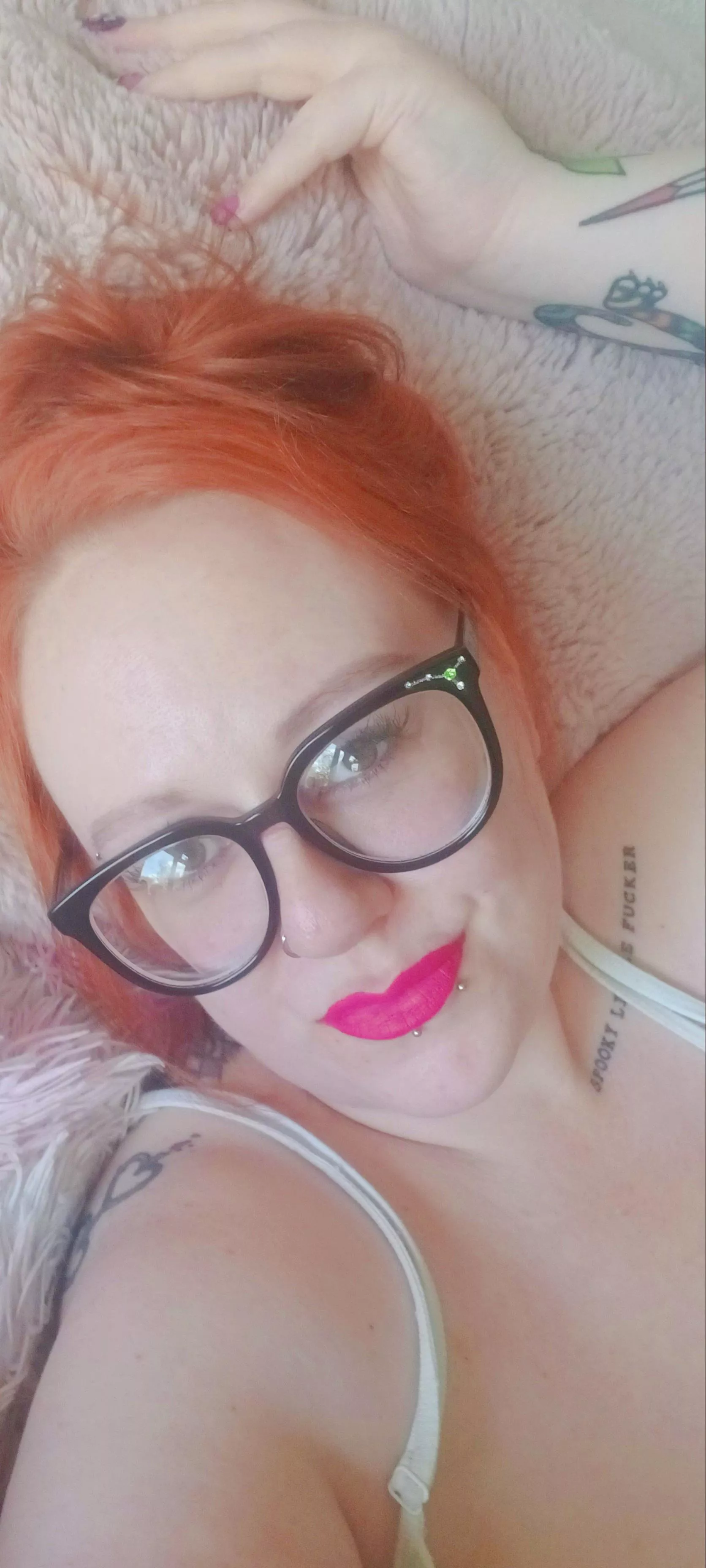 Pink lips & rounded hips posted by Feliciadeliciabbw