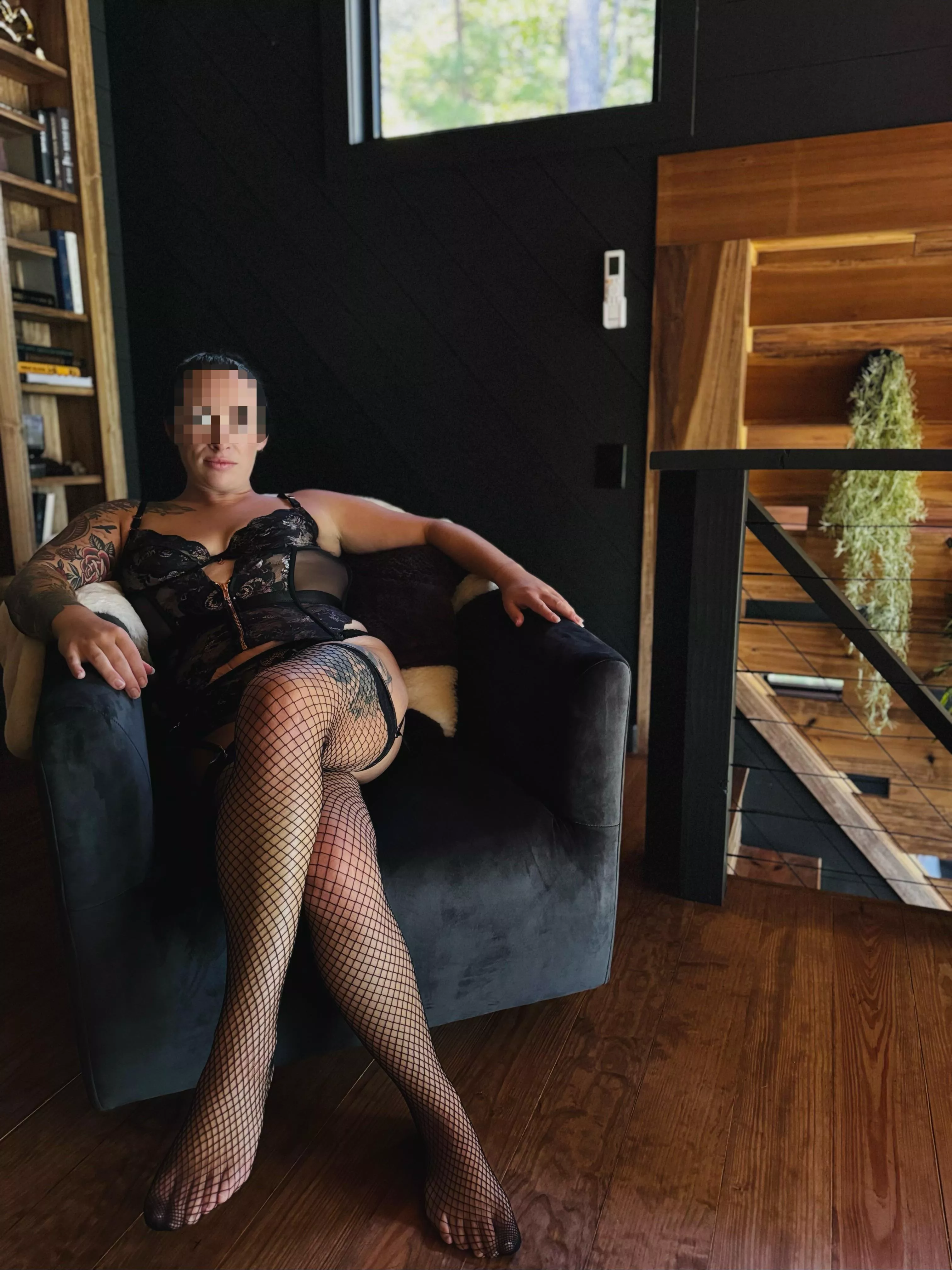 She calls you into her office like this..are you risking it all to bend her over 😈 posted by flyinghawaiian88