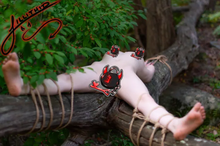 Visible from all angles, for all to see! Spread wide and ready to be used 😍 by Lillithid_