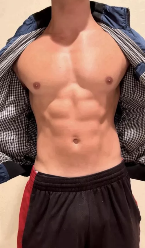 Funky lighting but here’s a V check @ 218lbs 😈😊😁 by TheeGuyDerek