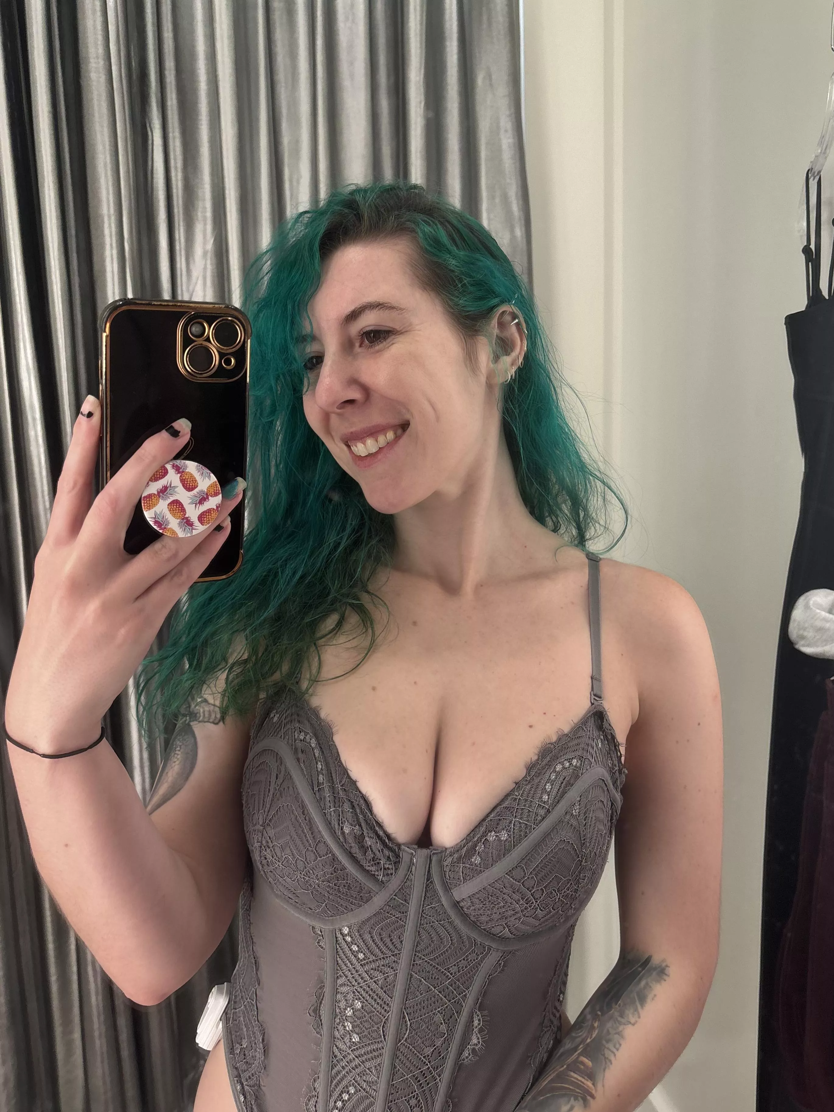 Busty in lace posted by sirenskiss3