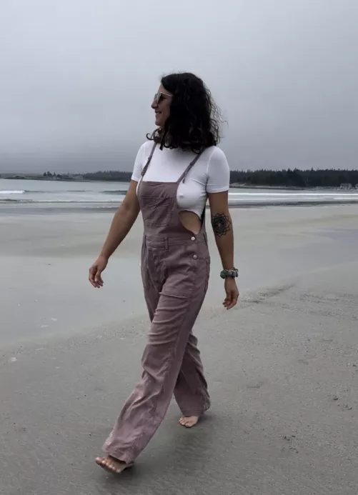 Feeling cute on the beach [f] by maplesyrup_girl