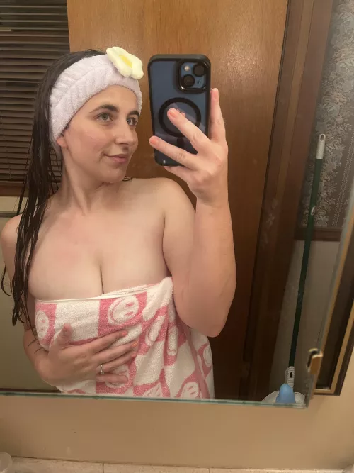 Fresh out of the shower (@sophieluvv) [onlyfans] by Sophieluvv1