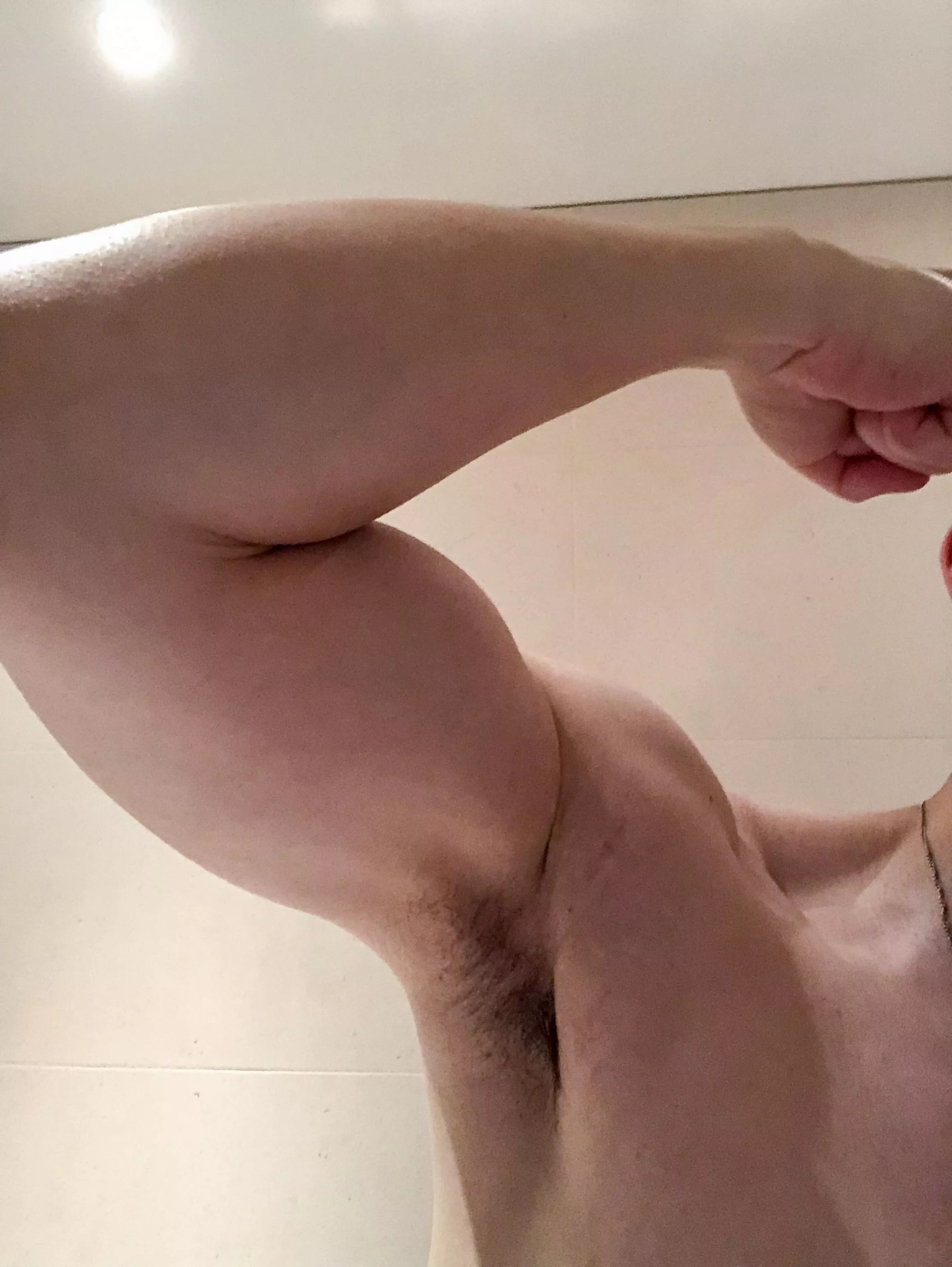 Never had a hot armpit session real life. Any studs wanna try? posted by Sweatyadam