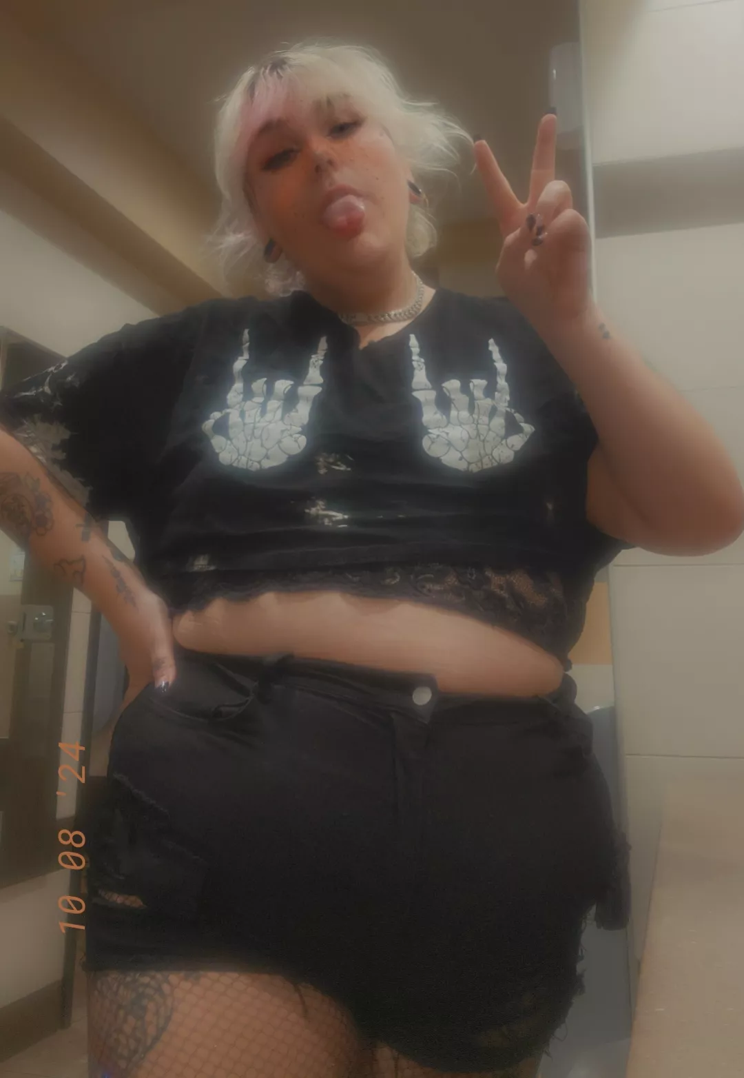 Nothing like truck stop selfies on road trips posted by blue_bunnie98