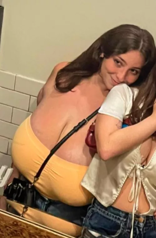 Distracted by her own size by tarantula_jack