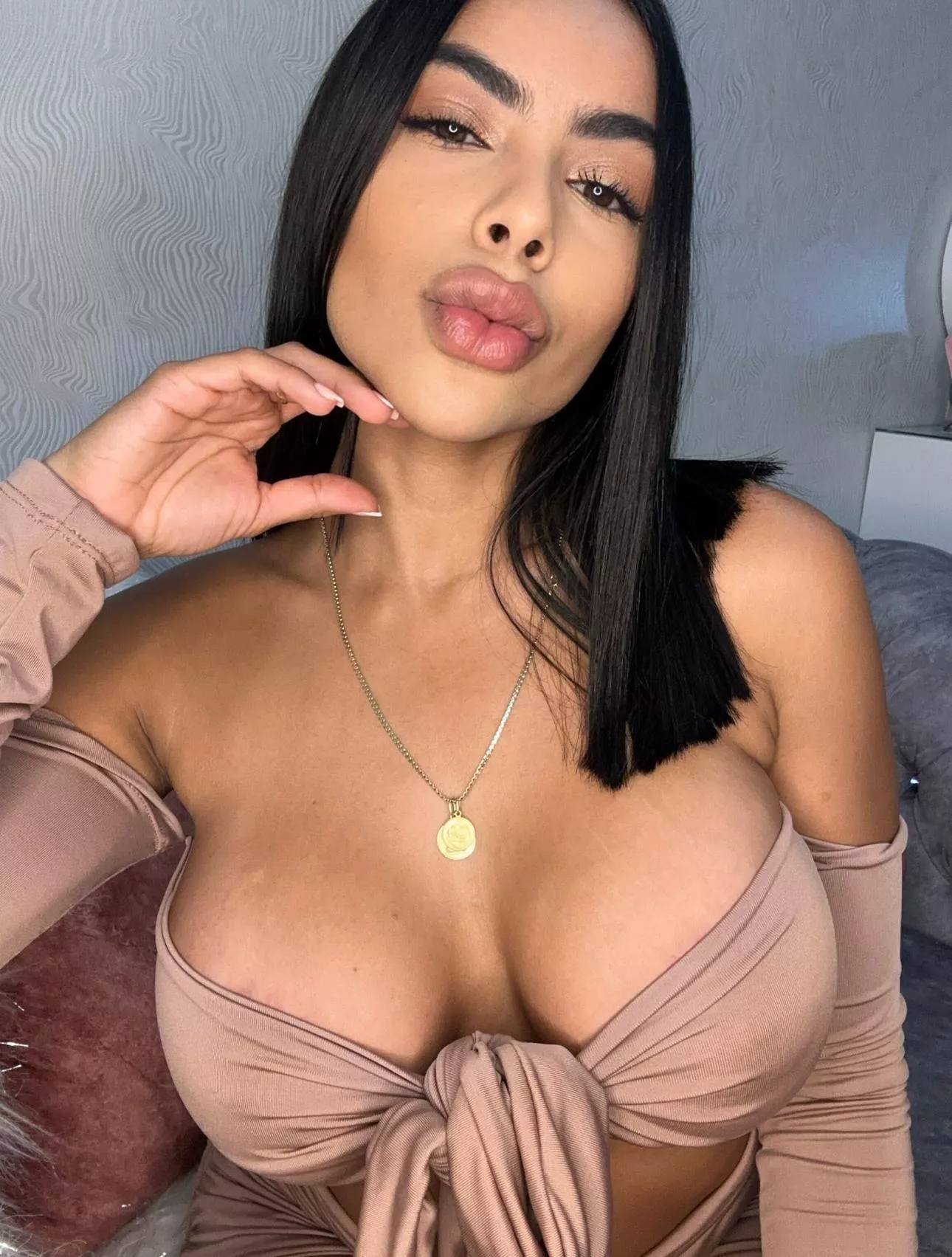 Bimbo kisses are the best type posted by LivelyLovebug02