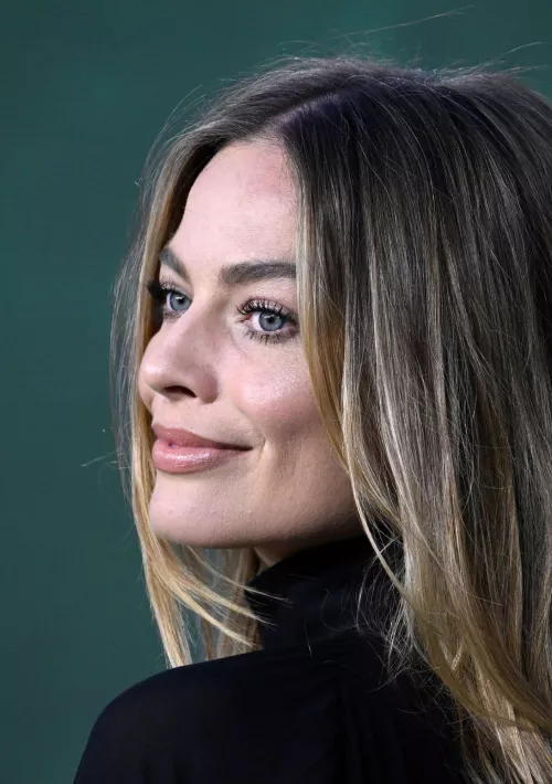 Margot Robbie by Long_oil_