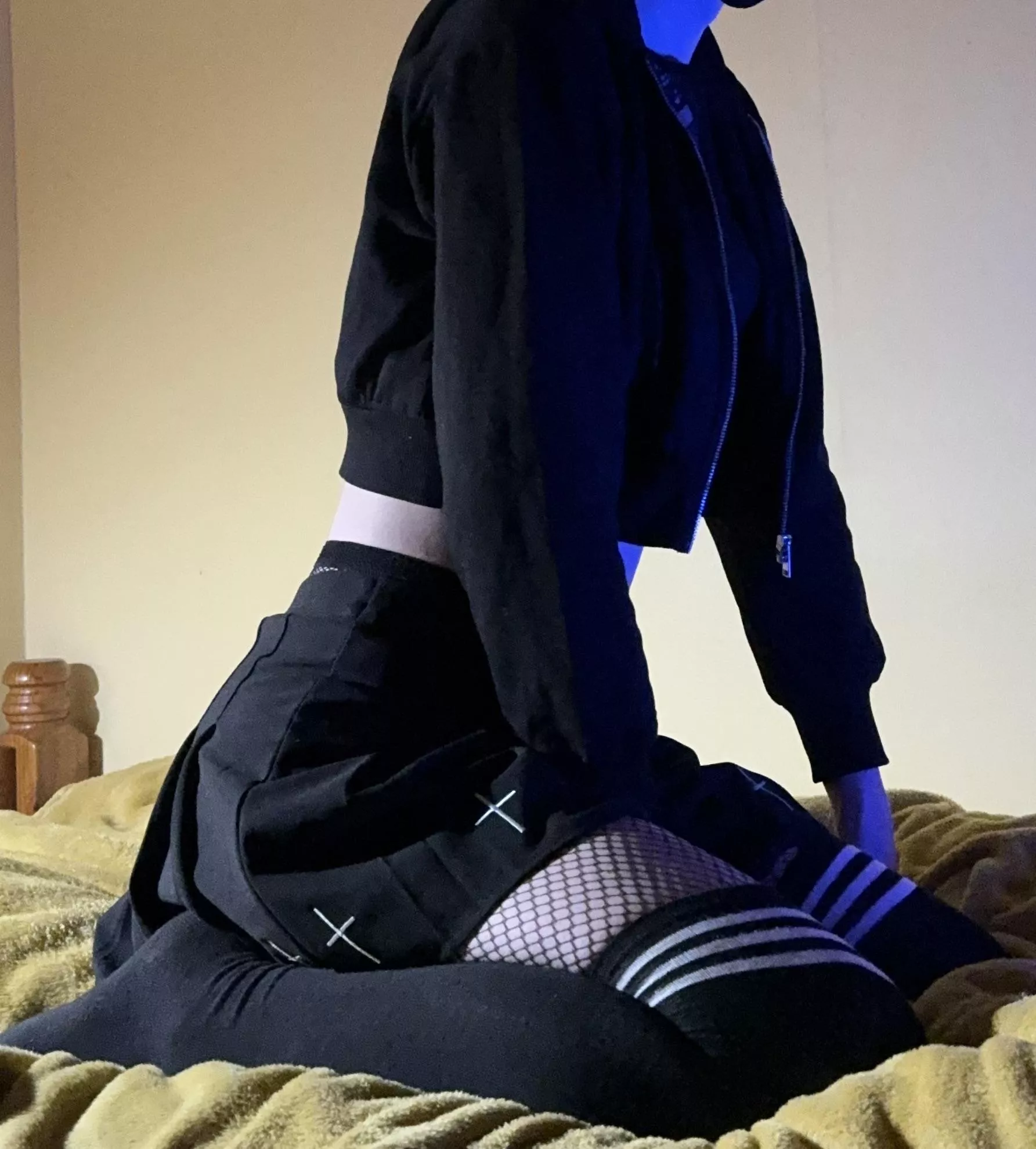 Squishy legs :3 posted by White_berry48