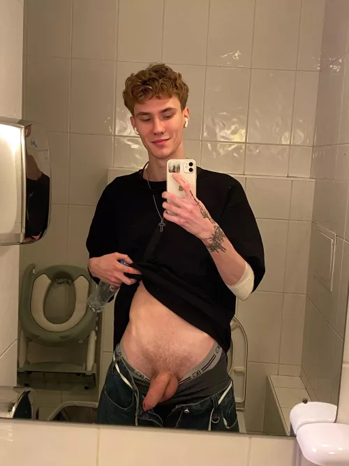 [18] Everyone tell me your dirtiest kinks? (I like piss)💦 by pepelnahoodie