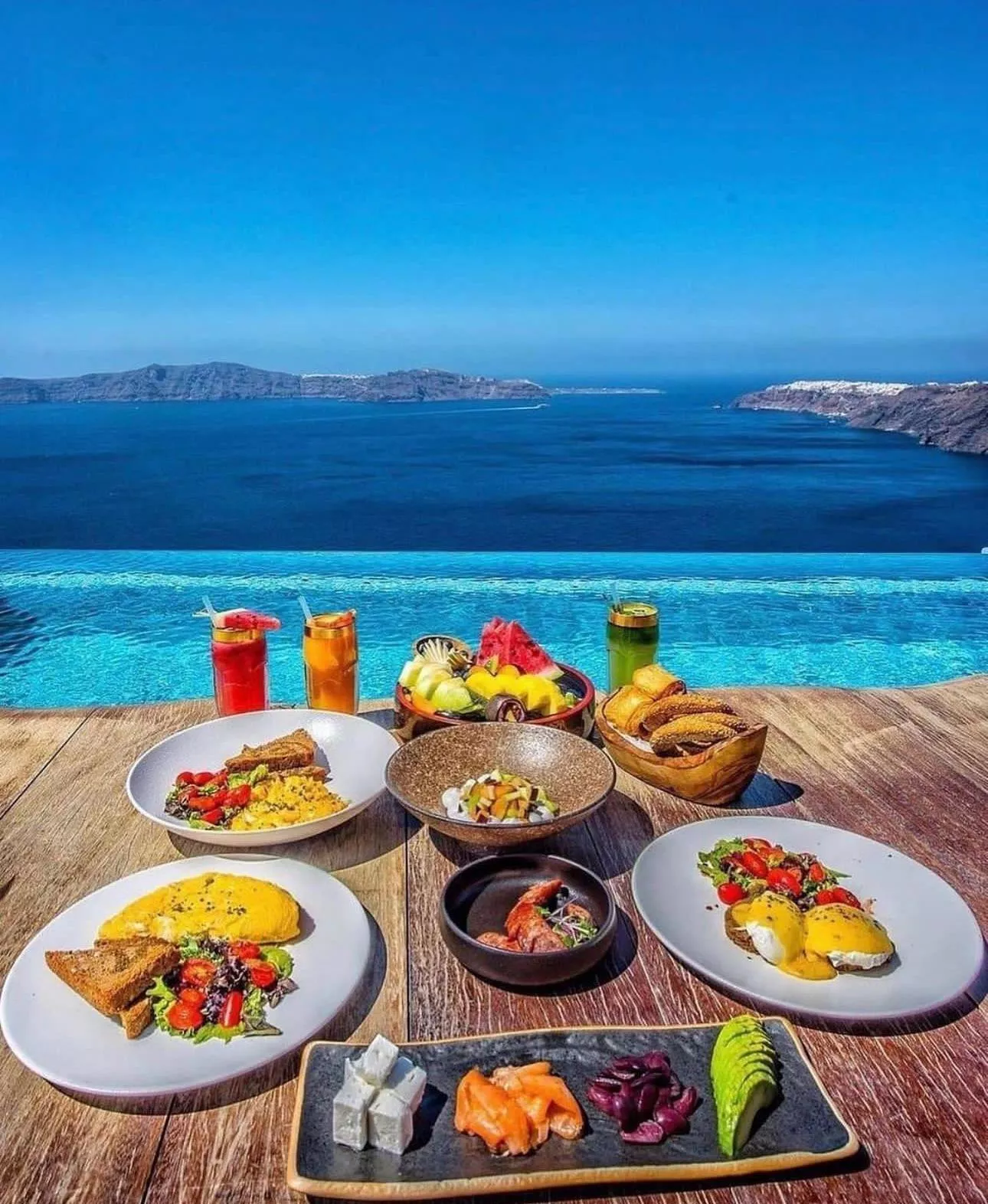 Cavo Tagoo, Santorini 🍹  posted by ItsRonzz