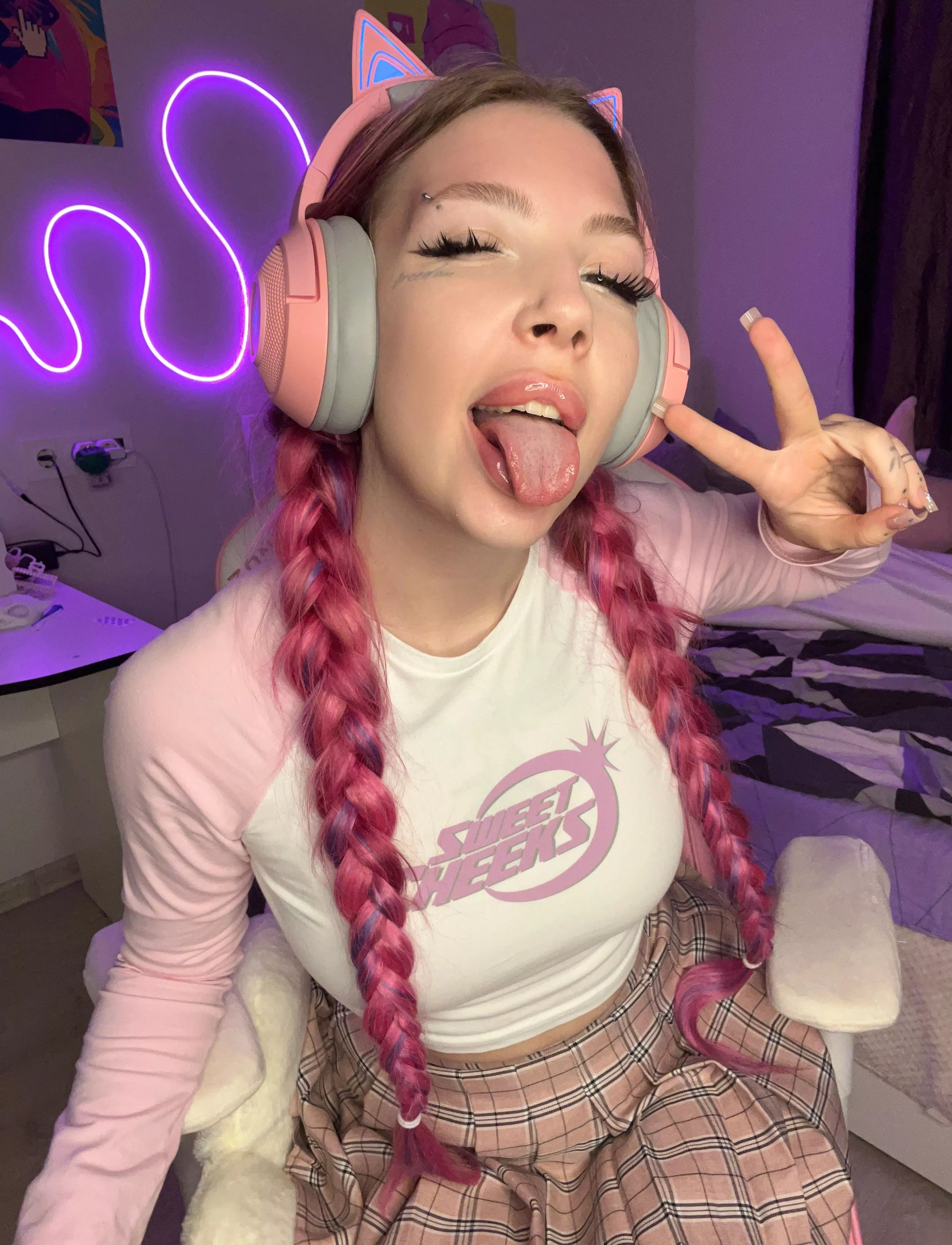 girl gamer is something very sexy posted by Wonderfullbabyy