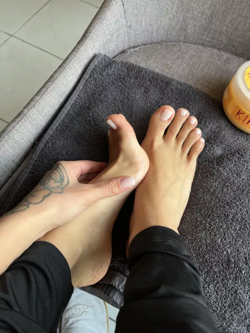 My toes and defined arches. by sexyemma07