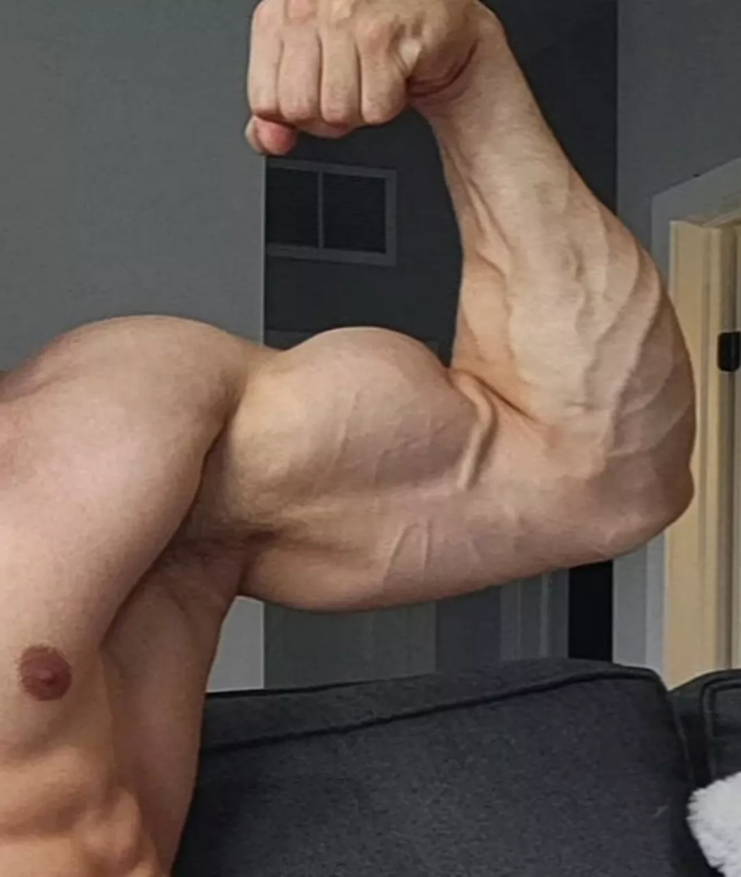 BIG EVERYWHERE 💪🏼😈 posted by John_fitness91