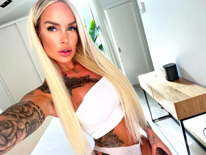 tattooed women can be dangerous  by Barbie_love22