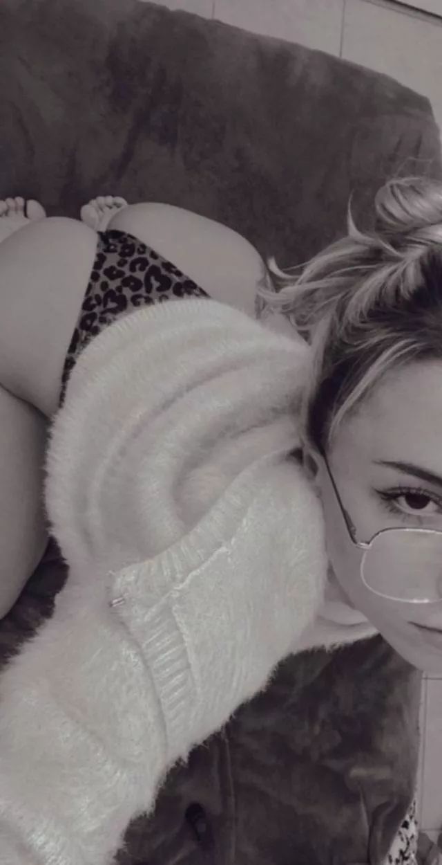 Kneeling and teasing with my sexy thong needing some dick posted by AlexaxParker