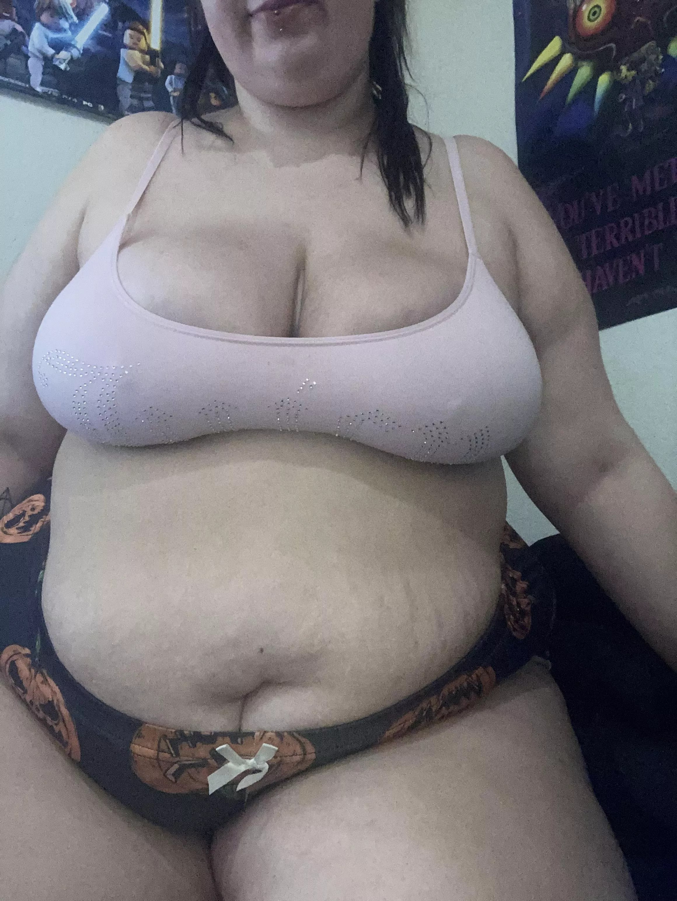 27 yo gamer girl here 🥰💕 posted by Sierra-of-Skyrim