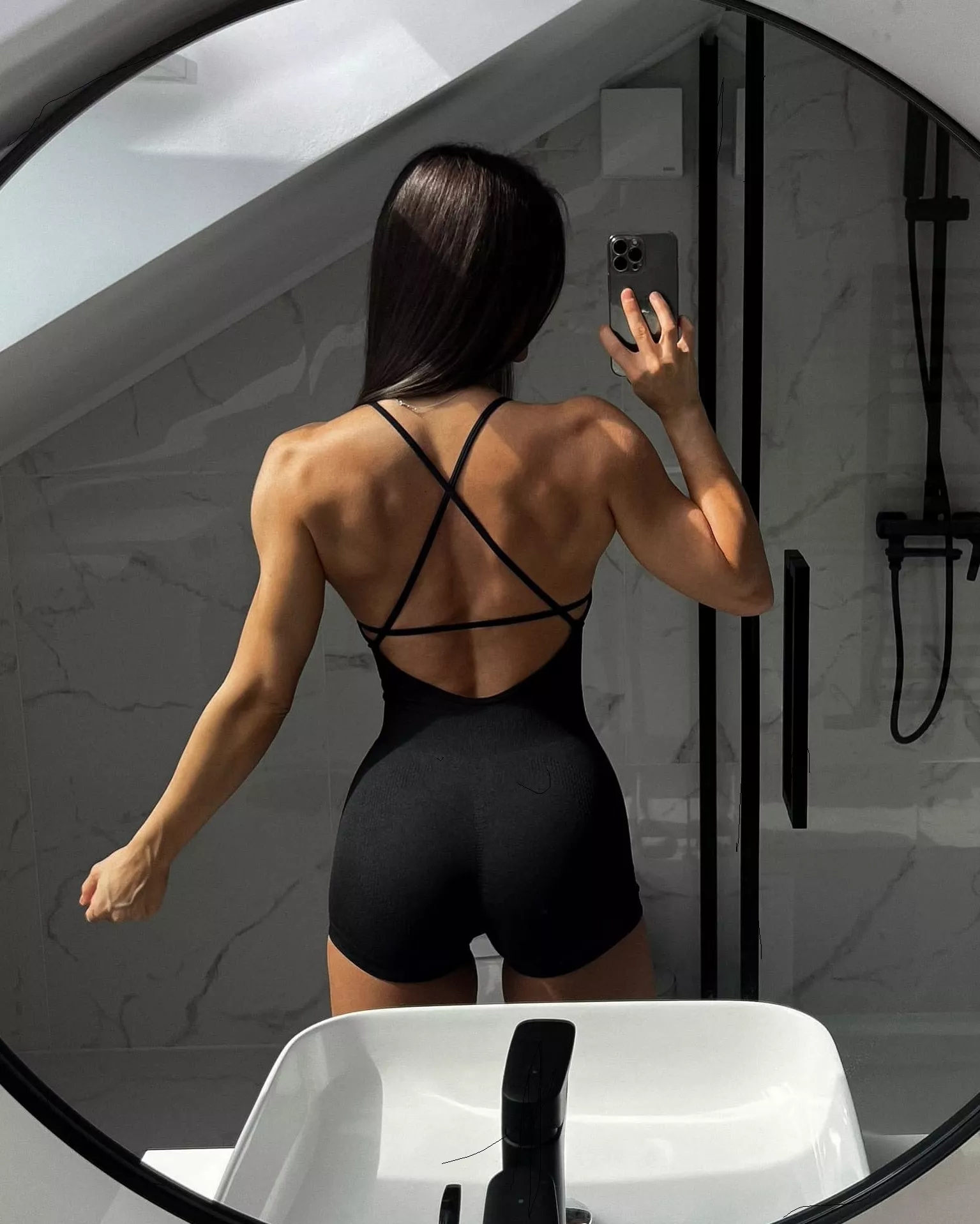 fit back posted by linasphysique_