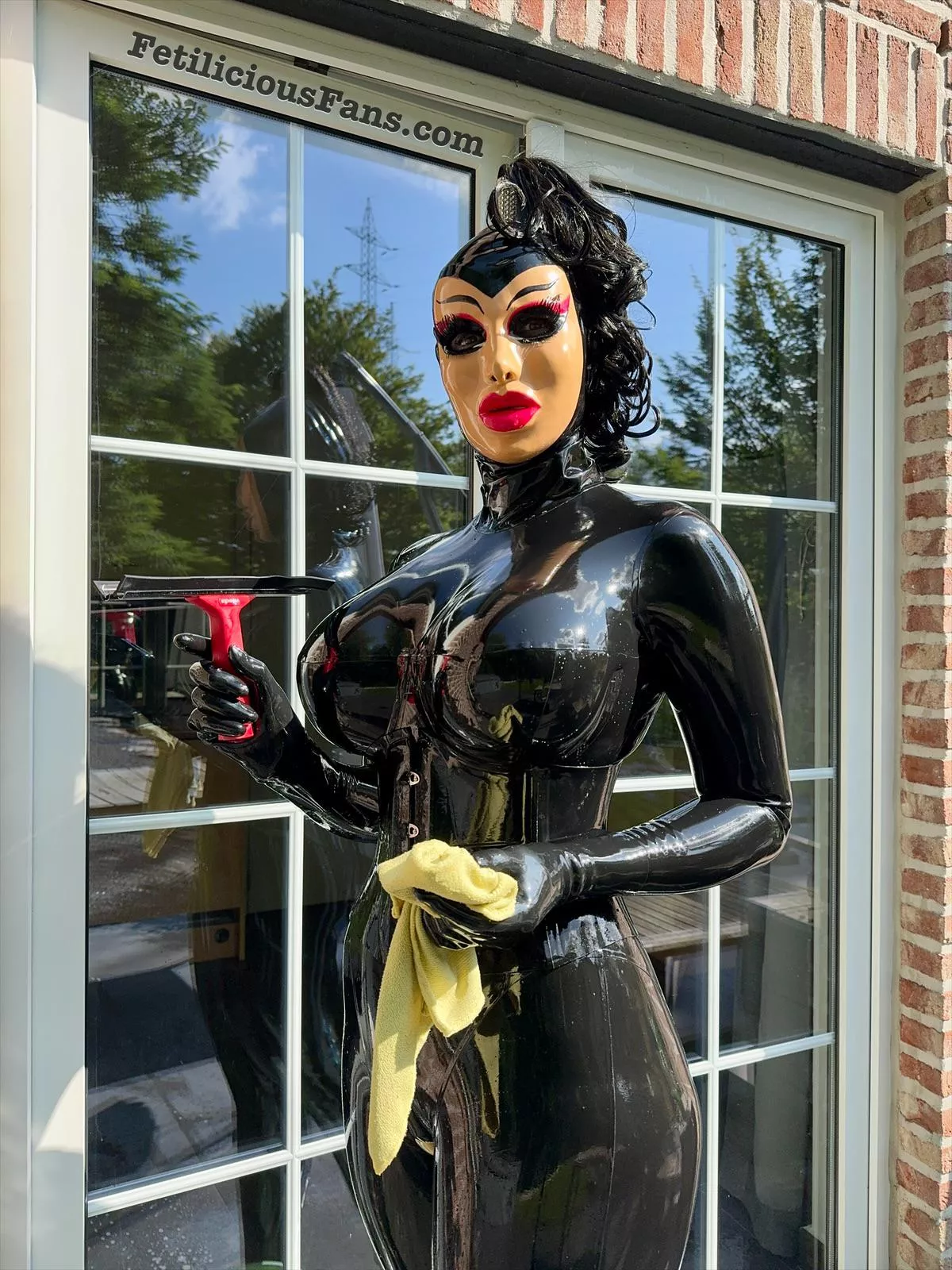 Perfect day to clean my windows. 💦 They always get so greasy and I don’t know why 🤭 posted by Miss_Fetilicious