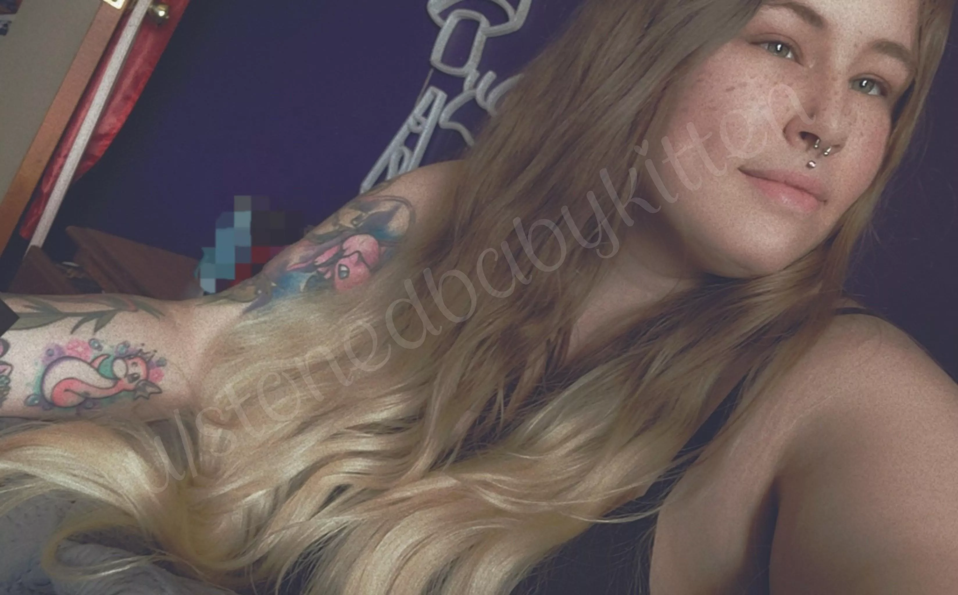 The urge to dye my hair again is growing 😩 Anyways Happy Friday!♡ posted by Stonedbabykitten