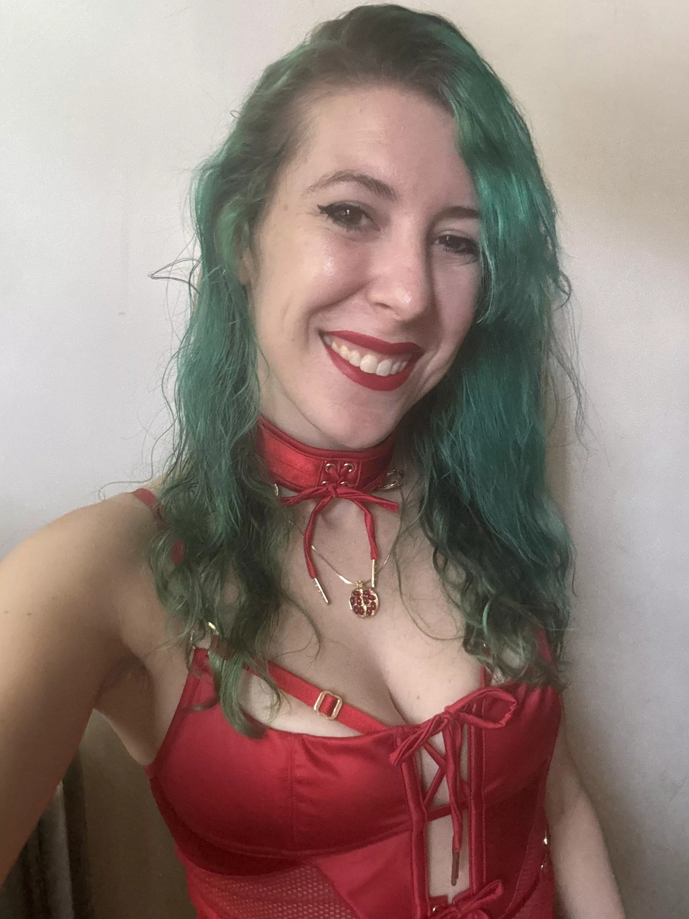 Cute red cleavage posted by sirenskiss3