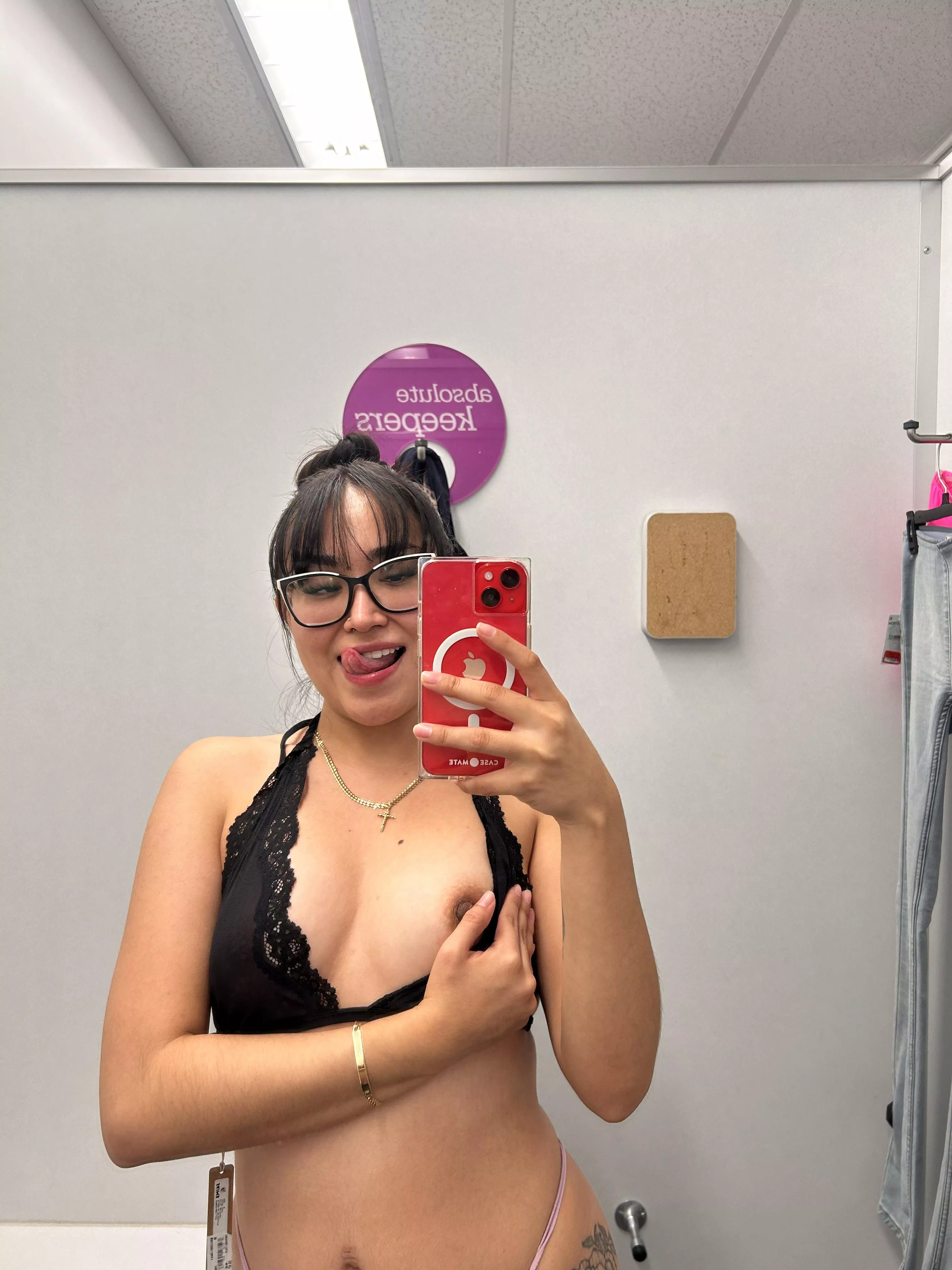 Naughty in the fitting room posted by chiquiis