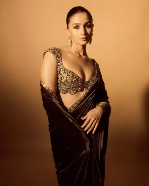 Alia Bhatt  by 2muchinfluencee