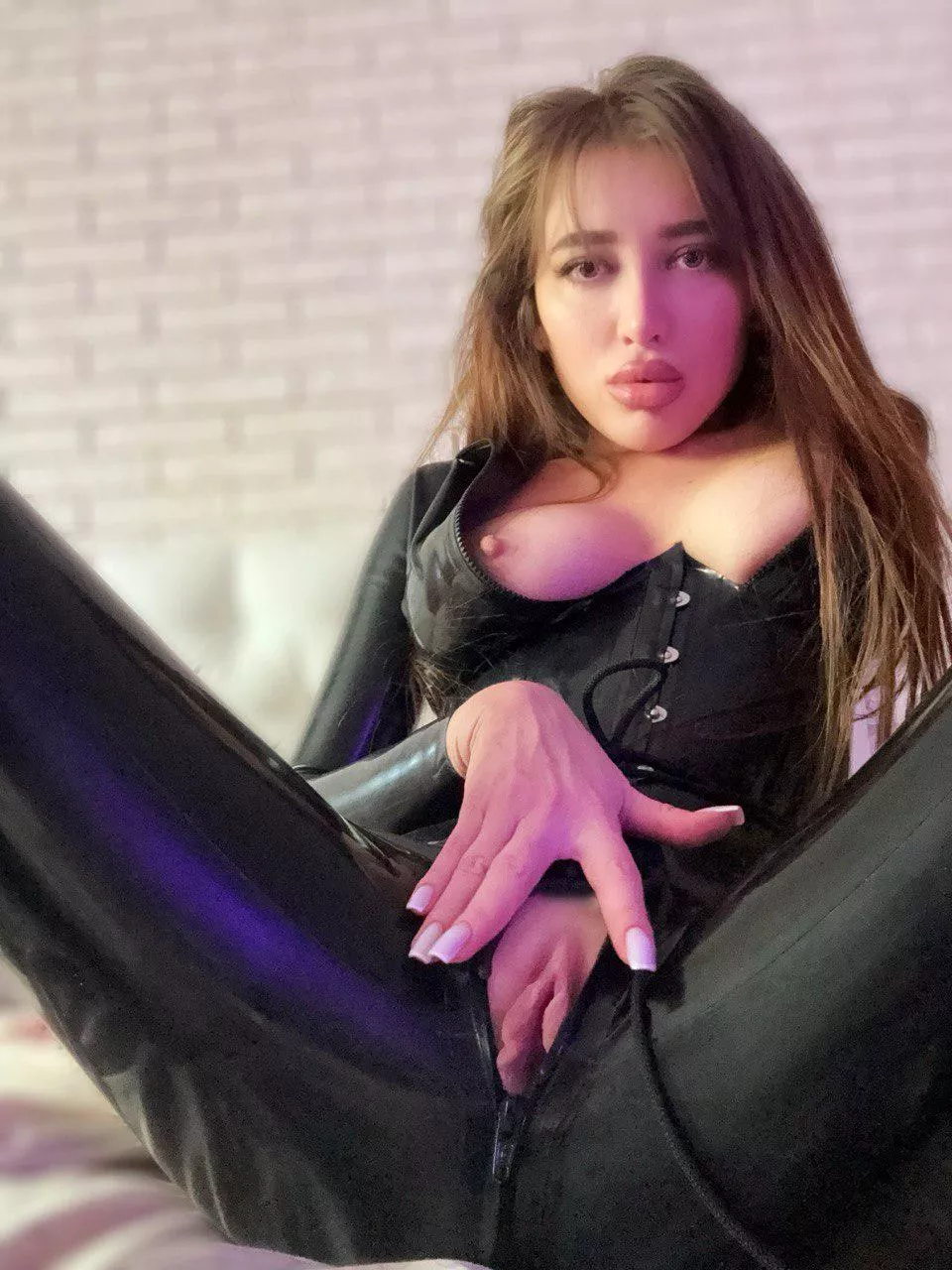 Black latex makes you sweat more so I unzip my pussy 
 posted by _Latexprincess_