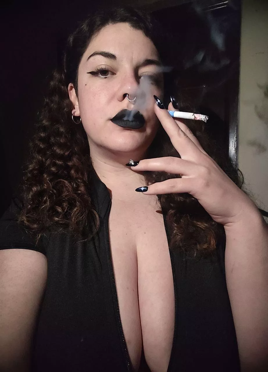 Busty goth smoking.jpg lol posted by Angelica__bomb
