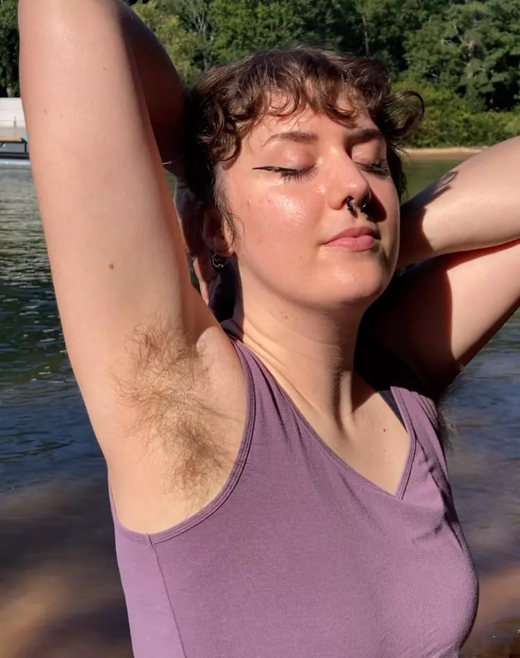 I love showing off my fuzzy body outside  posted by xp0_