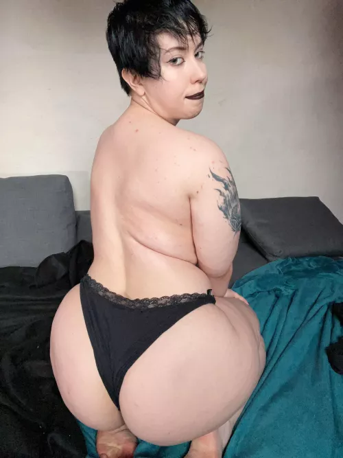 Let’s make my round, juicy ass bounce tonight by hotseatscott