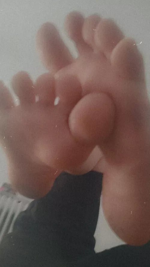 Soft soles ^^ by justaboywithcutetoes