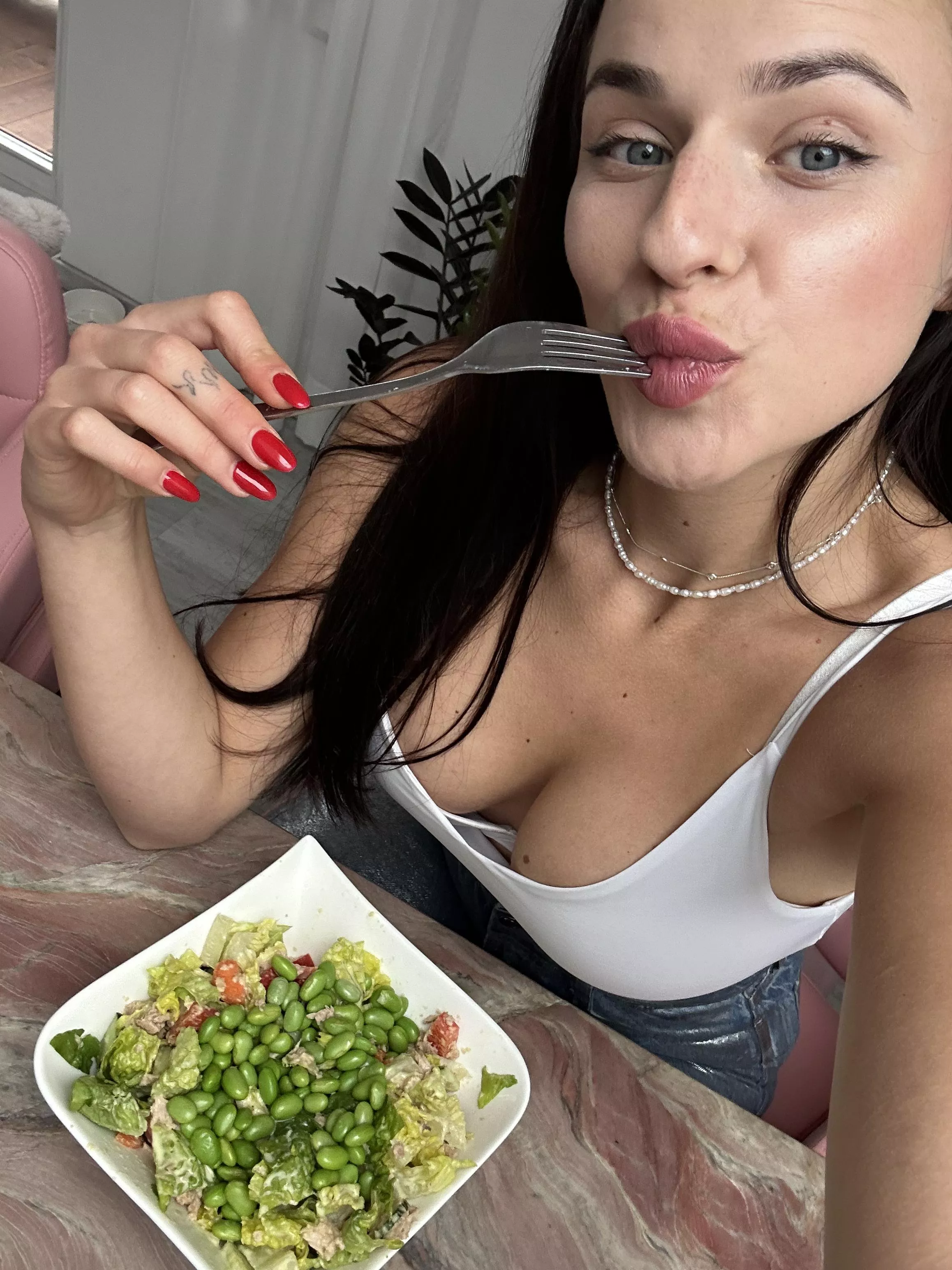 Whatcha lookin at babe ? posted by LovelyLilac18