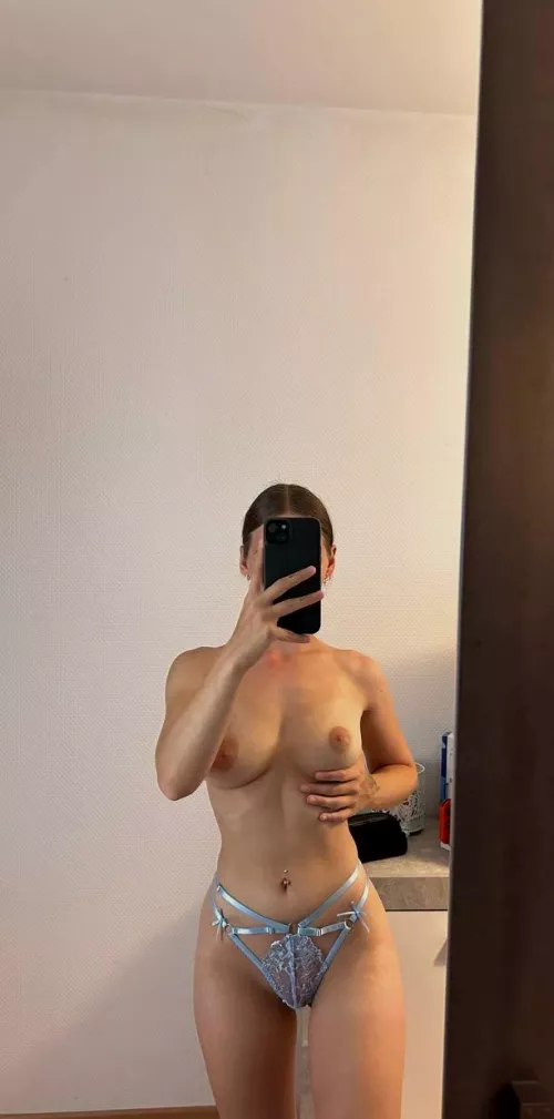 I love to get my hair pulled by SensualSilhouettee