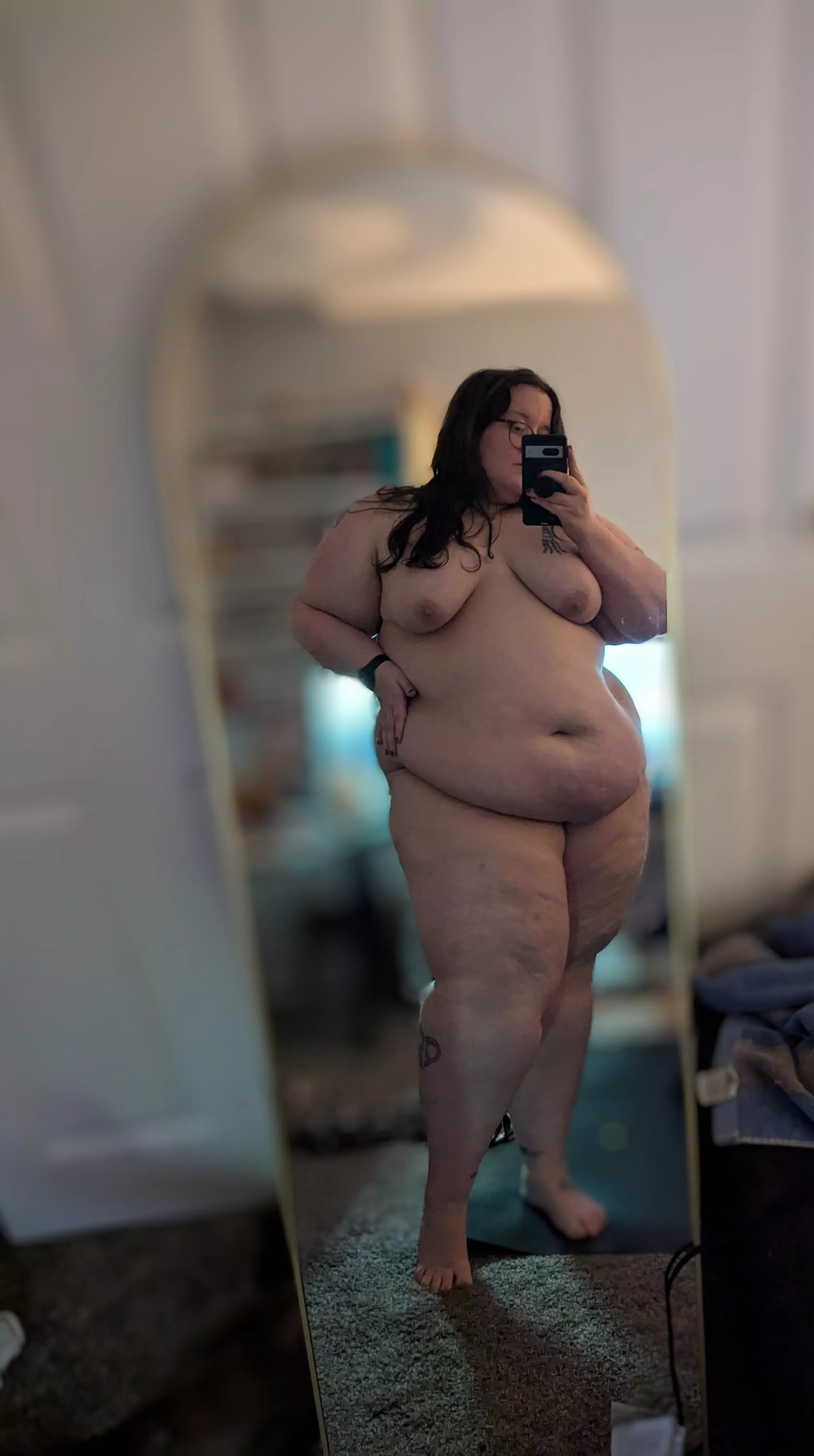 Squeeze my tummy and tell me I'm pretty. 🍑 posted by whoreableycute