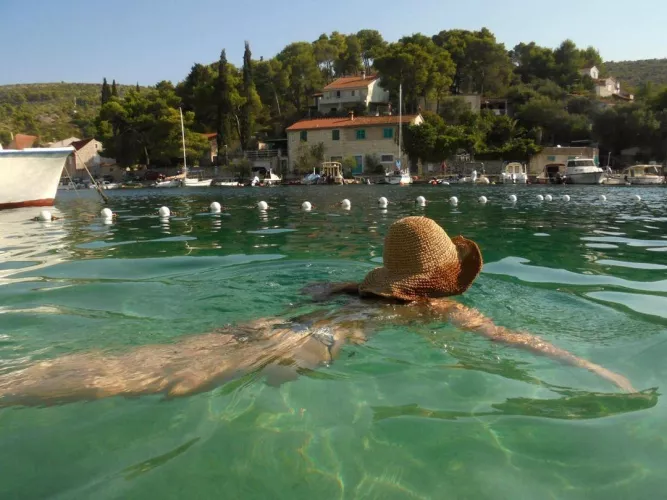 Dafne Keen butt through water by AcceptableClimate534