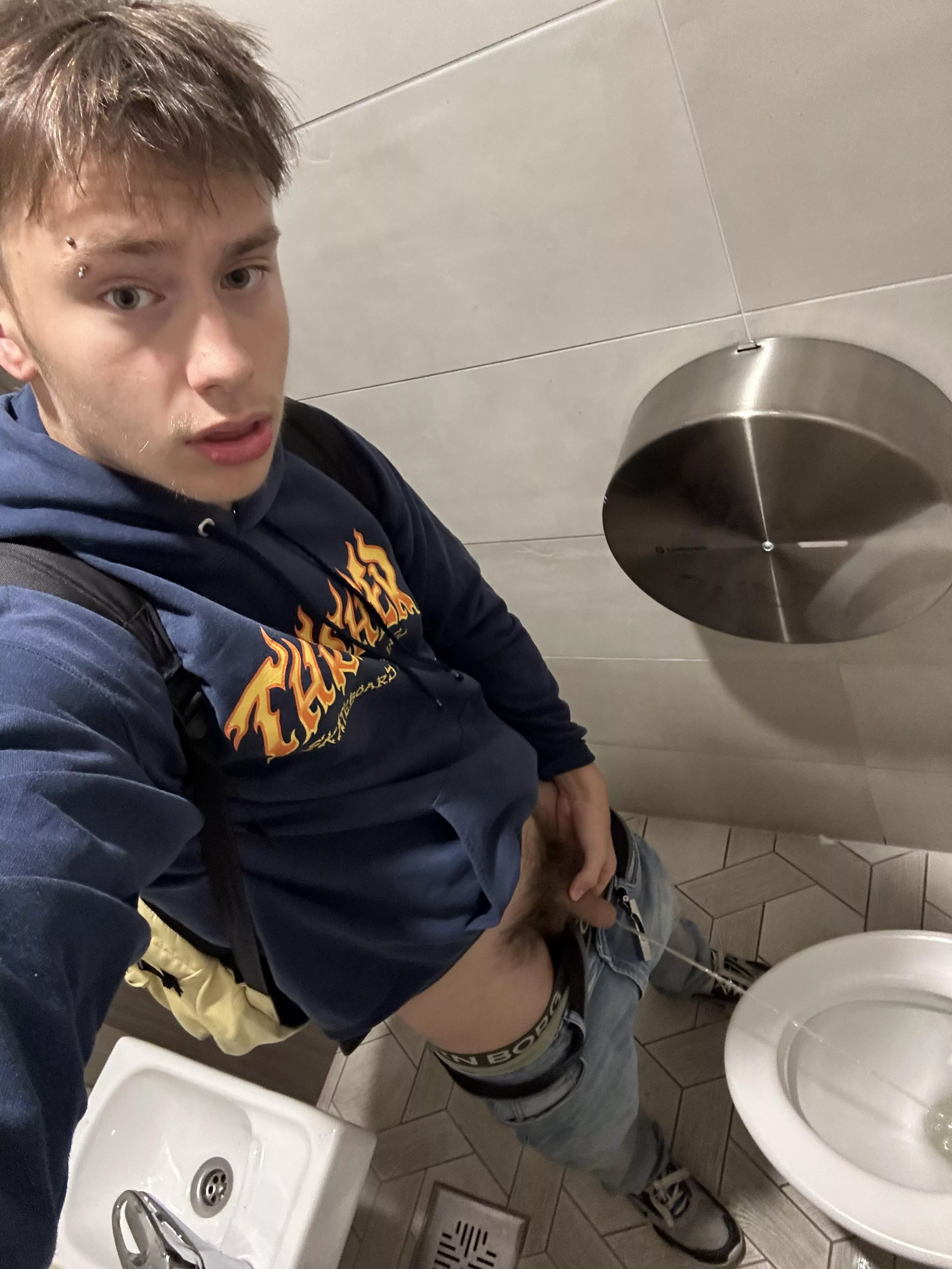 If you walk in on me peeing, wyd?🍆💦 posted by Favoriteteenboy