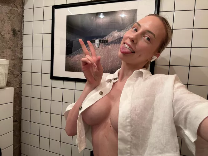 I'm taking selfies in the bathroom for my boss by pinky_willow