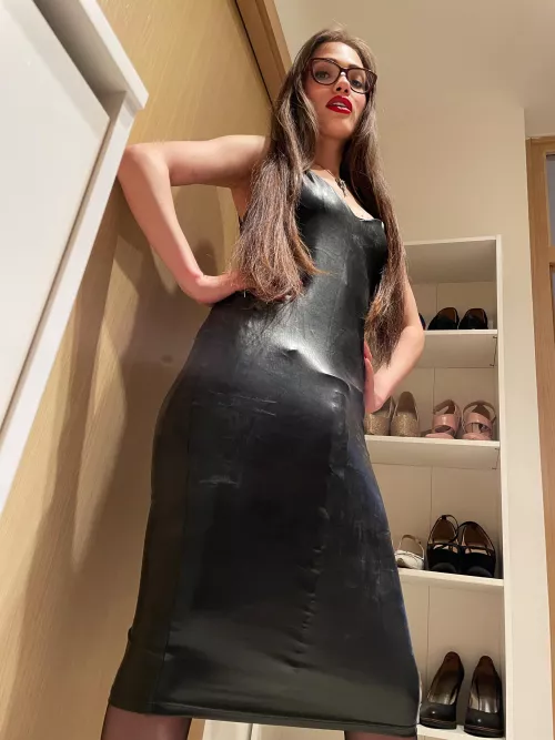 It almost reaches my knees by Aliena_Moore